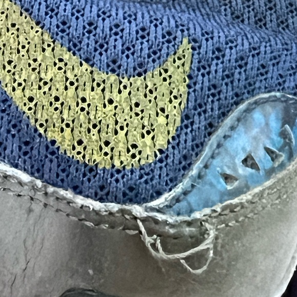 Women’s Nike two tone athletic shoe - Picture 4 of 7